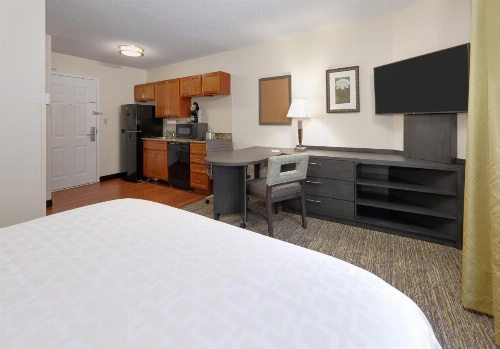 Candlewood Suites Salina image 5